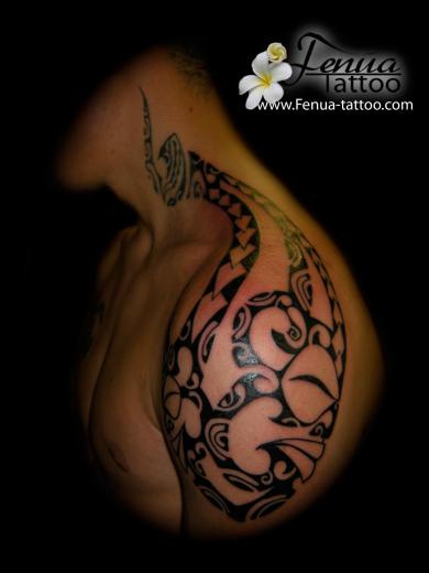 9a°) tatouage epaule polynesienne